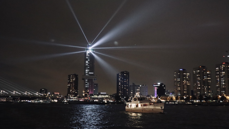 Lichtshow op de hoogste toren van Rotterdam 