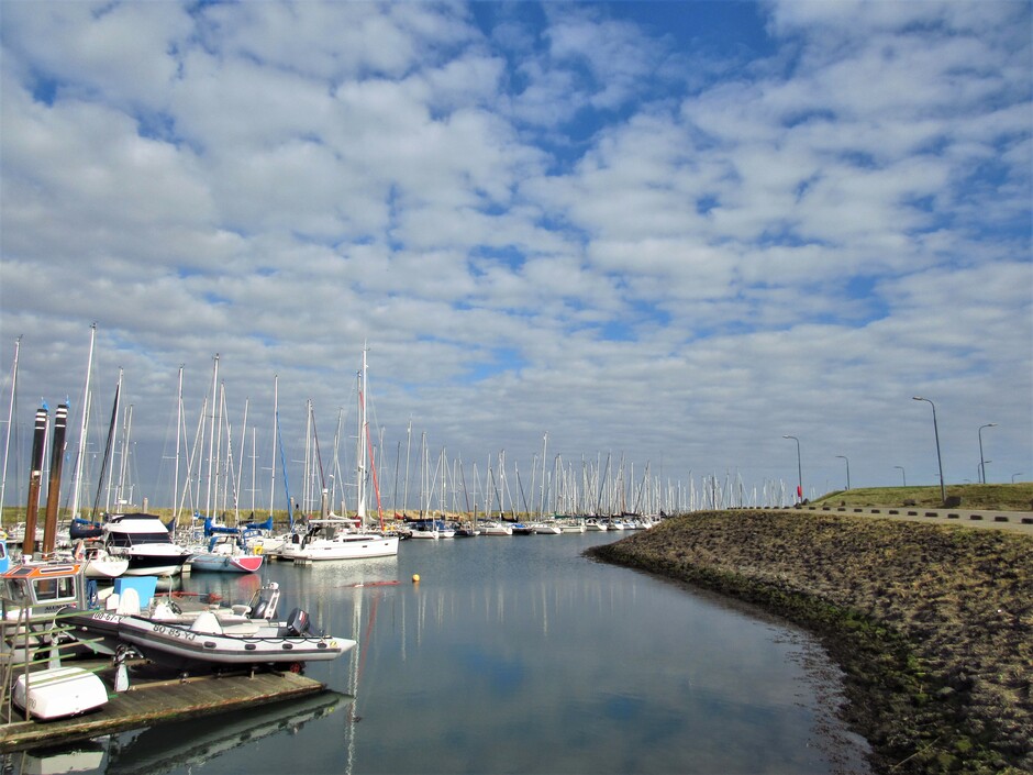 Wolken en zon bij de Jachthaven van Colijnsplaat, prima weertje om nog een boottochtje te maken