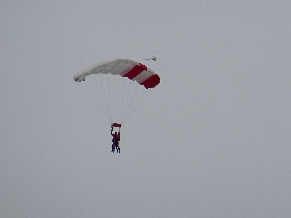 Overwegend bewolkt ideaal weer parachutespringen