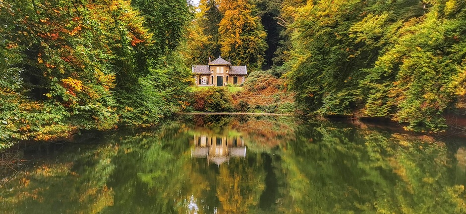 De herfst gespiegeld in het water 