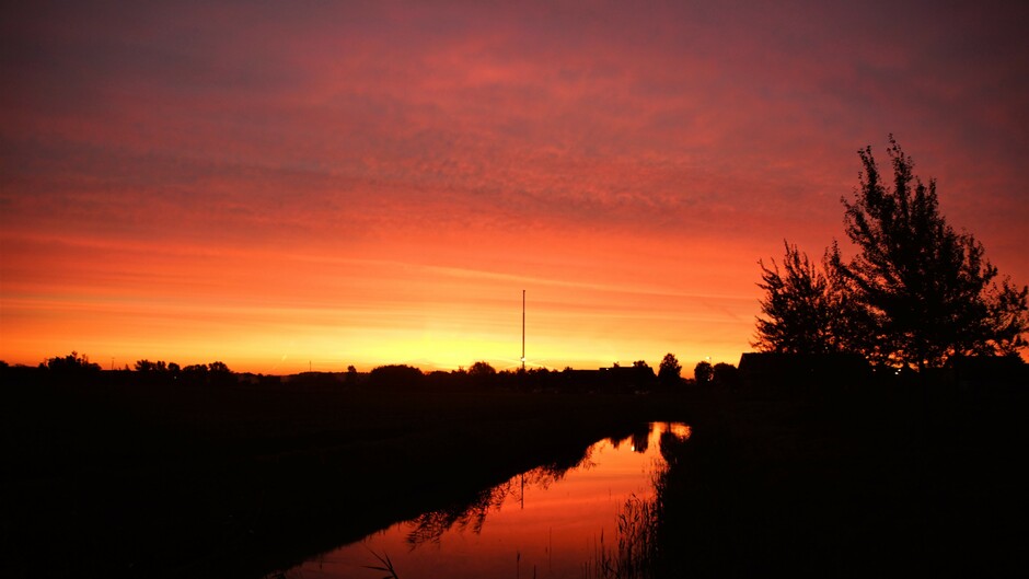 even prachtig morgenrood 8gr in de polder en reflectie in de sloot