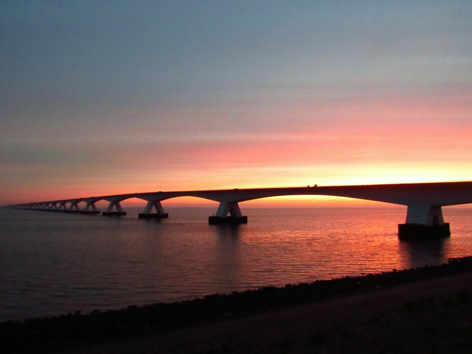 Voor zonsopkomst bij de Zeelandbrug, een kleurrijke start van de maandagmorgen