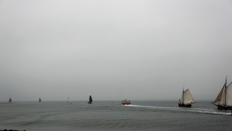 grijs en nevelig weer 16 gr op de Oosterschelde Bietentocht met oud Zeilschepen