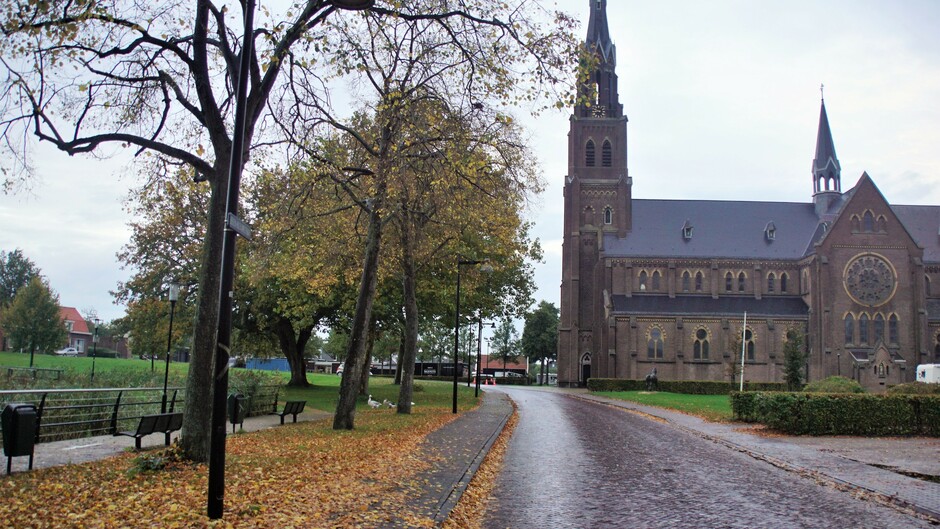 bewolkt opklaringen nat op de weg herfstkleuren rond de kerk 15 gr