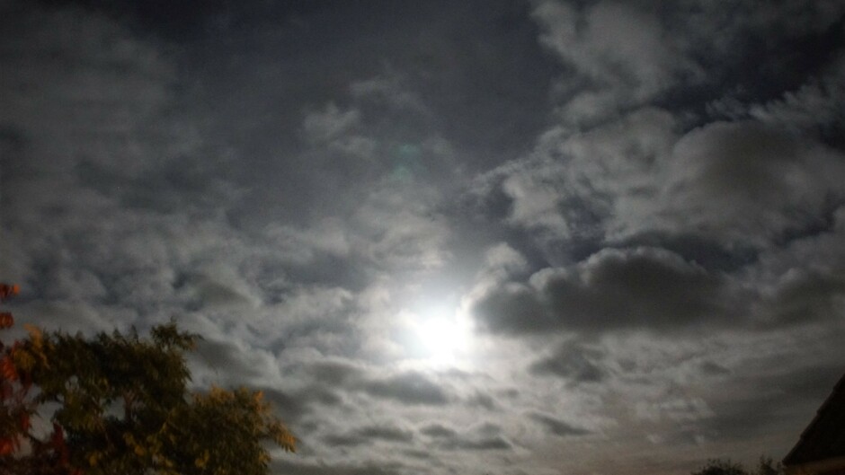 21.00 uur zwaar bewolkt en volle maan 15 gr vannacht felle buien en harde wind 