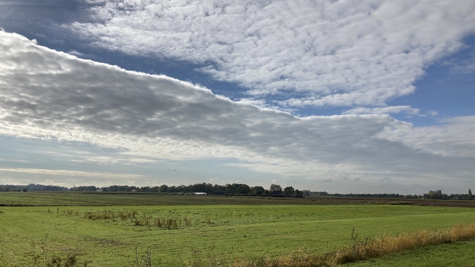 Dunne scherpe wolkenstraten boven Brabant 
