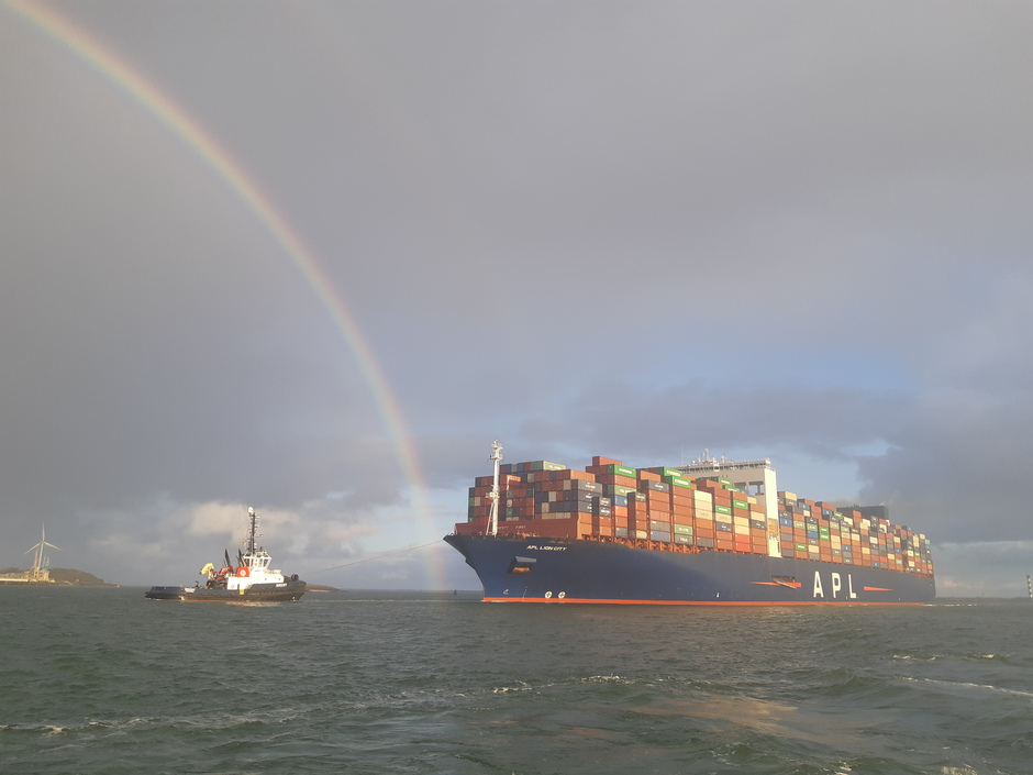 Groot containerschip met regenboog