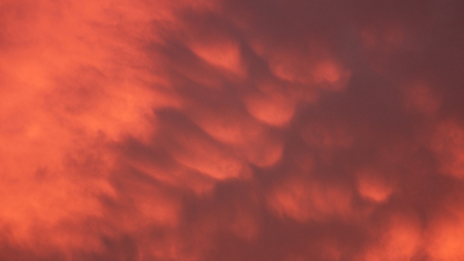 Mammatus bij sunset normaal gesproken zien we deze wolkensoort voornamelijk bij onweer