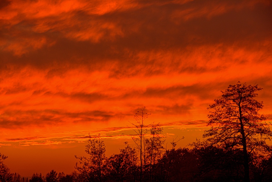 Oranje-rood gekleurde wolken net na Zonsondergang