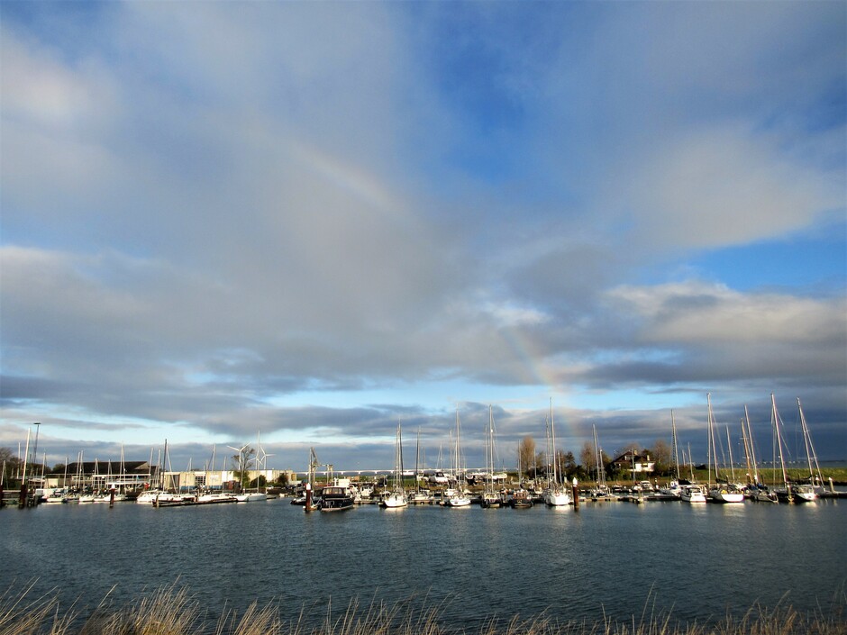 Een stuk regenboog te zien bij de Jachthaven bij Kats, wat een verschil van luchten vanmorgen, het veranderde van minuut tot minuut, van pinkdonker naar blauw met zulke mooie wolken