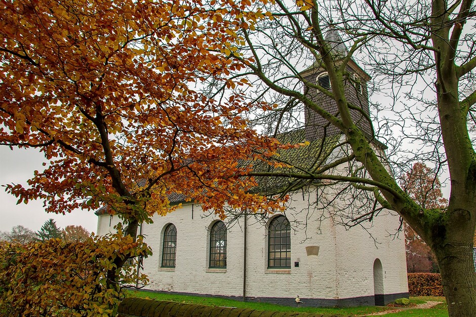 prachtige herfstkleuren bij de witte kerk