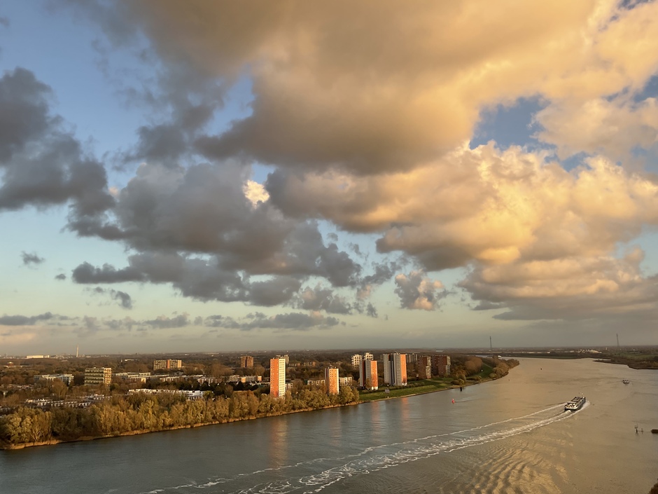 Wolken en zon aan de oude Maas Zuid-Holland