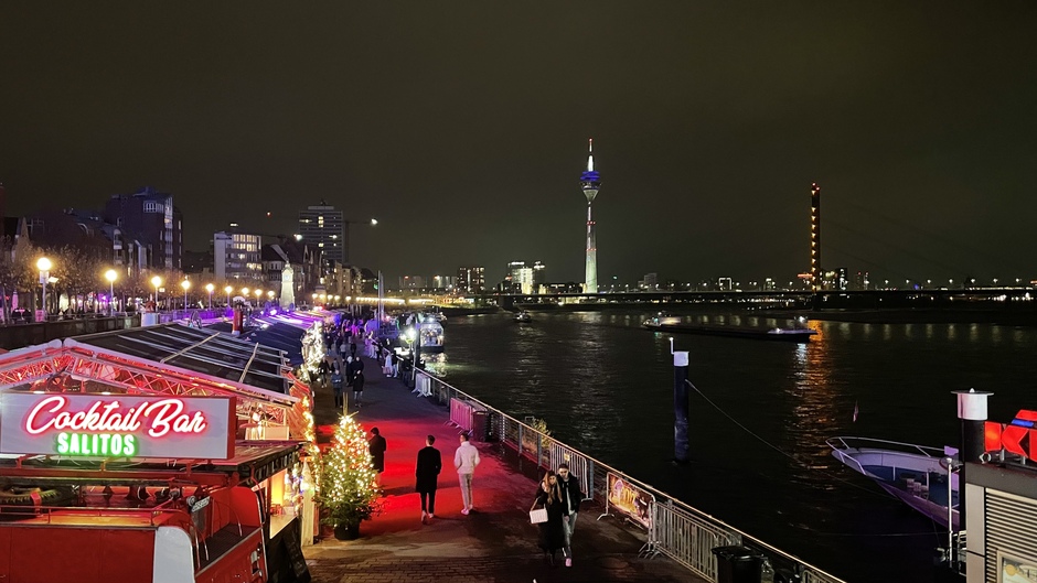 Heldere nacht in Düsseldorf, skyline