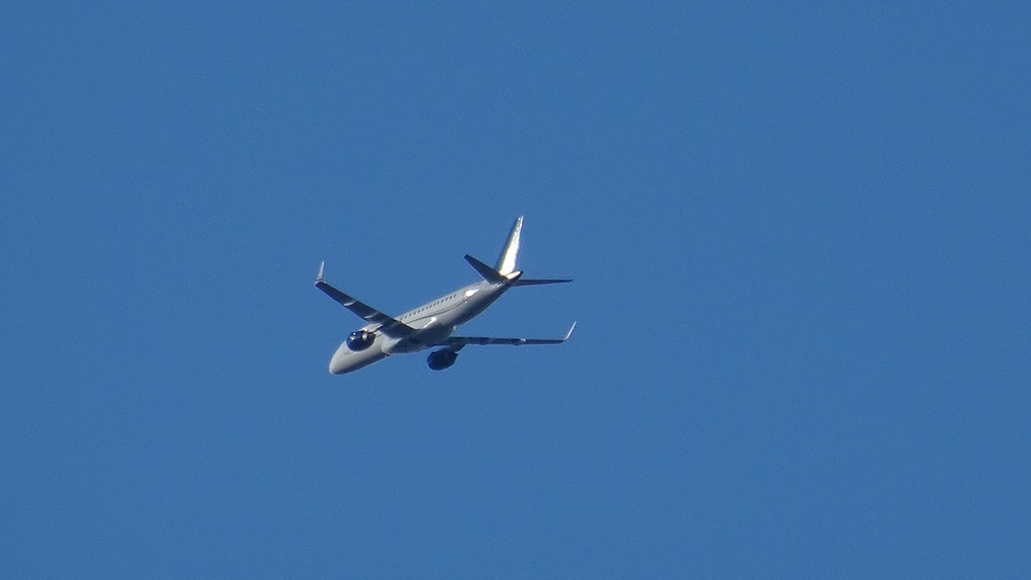 hemelsblauw met vliegtuig