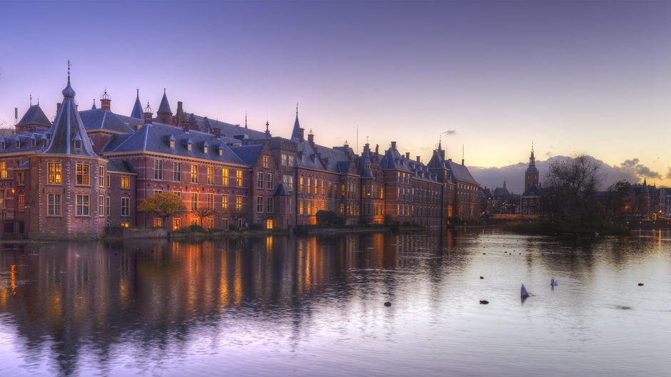 Nagenoeg onbewolkte zonsondergang in Den Haag