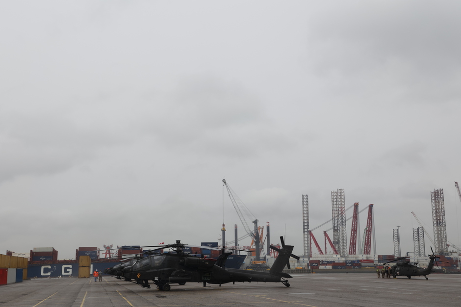 20211126 Grijze lucht in Vlissingen bij amerikaanse helicopters op de kade