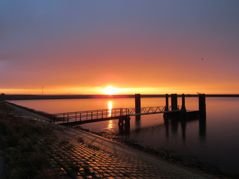 Het regende vanmorgen toen ik over de Zeelandbrug reed vanaf Colijnsplaat richting Zierikzee, na de Zeelandbrug kwam deze prachtige zonsopkomst als een cadeau! 