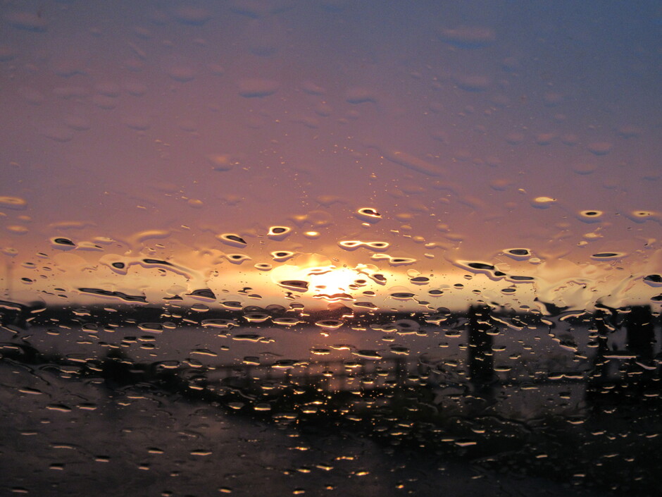Regen tijdens een prachtige kleurrijke zonsopkomst, geheel onverwacht