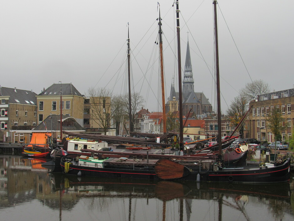Een grijze en regenachtige dag in Gouda, dit is de Museumhaven, een museum voor historische transportschepen