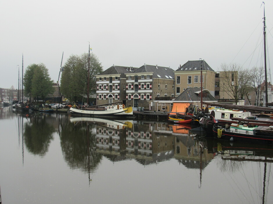 Een grijze regenachtige dag in Gouda, dit is de Museumhaven, museum van historische transportschepen