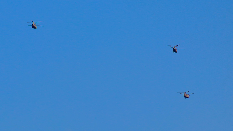 helikopters in een blauwe lucht 
