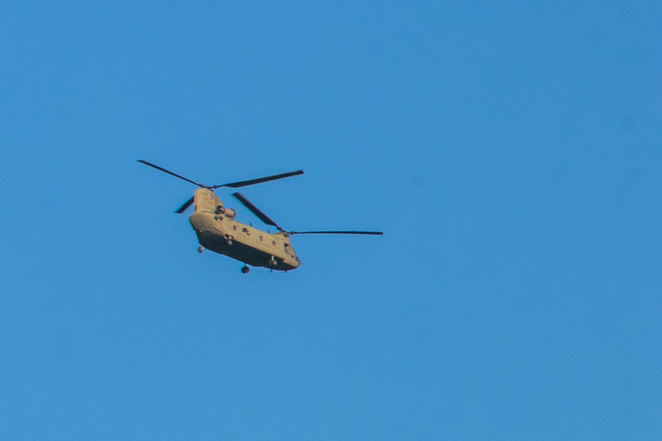 helikopter in een blauwe lucht 