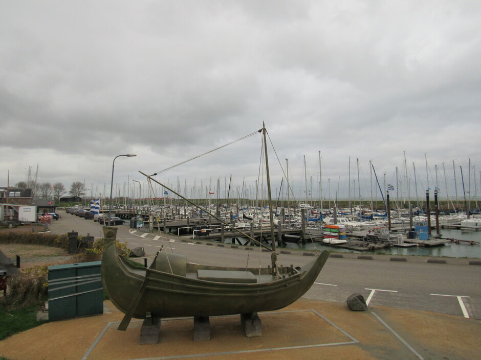 Bewolkt en veel wind vanmiddag bij de Jachthaven in Colijnsplaat, op de voorgrond een replica van een oud Romeins schip, hiermee werd in de Romeinse tijd de oversteek naar Londen gemaakt vanuit Colijn