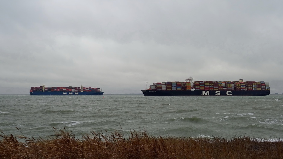 Bomvolle containerschepen