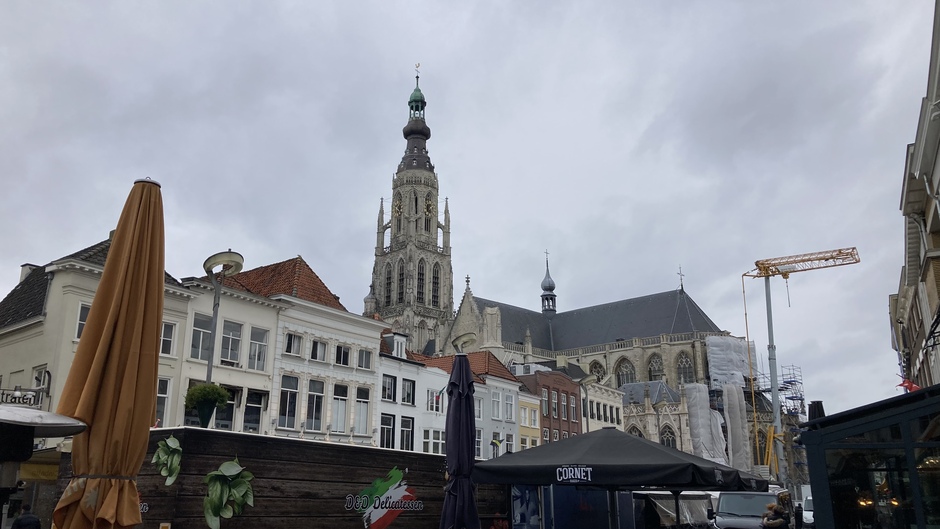 Grijze en koude binnenstad met grote kerk van Breda