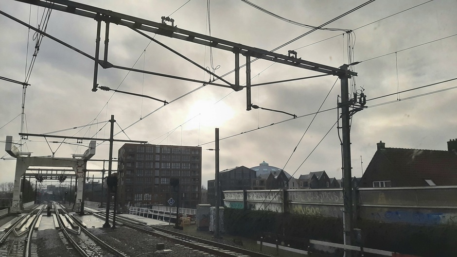 Even probeert de zon er door te komen rond 12.00 uur in Haarlem 