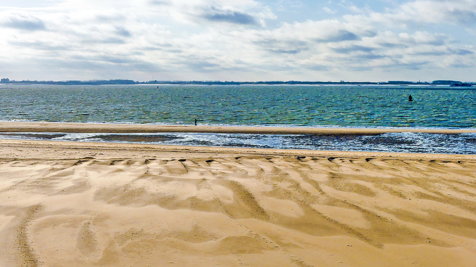Wind en contouren in het zand