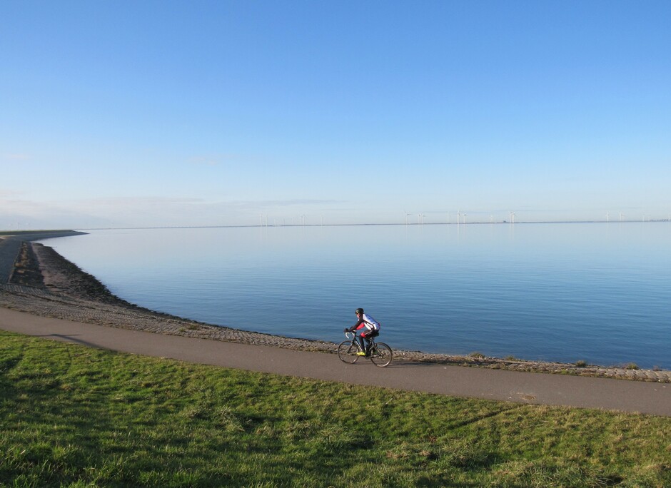 Prachtig weer voor een fietsritje langs de Oosterschelde bij Colijnsplaat, Zeeland, beetje mist boven het water, zonnetje, en spiegelgladde Oosterschelde