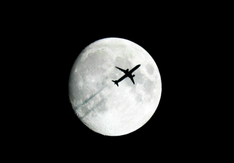 20211216 Rond 22:00 een mooie mooncrosser boven Eindhoven