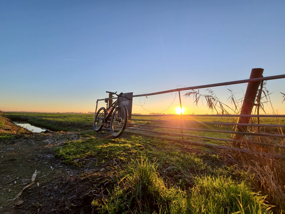 Prachtige zonsondergang op de fiets