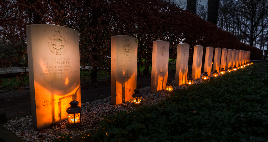 Lichtjes op oorlogsgraven op Kerstavond.