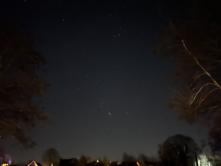 Orion zichtbaar aan heldere sterrenhemel op 1e Kerstdag