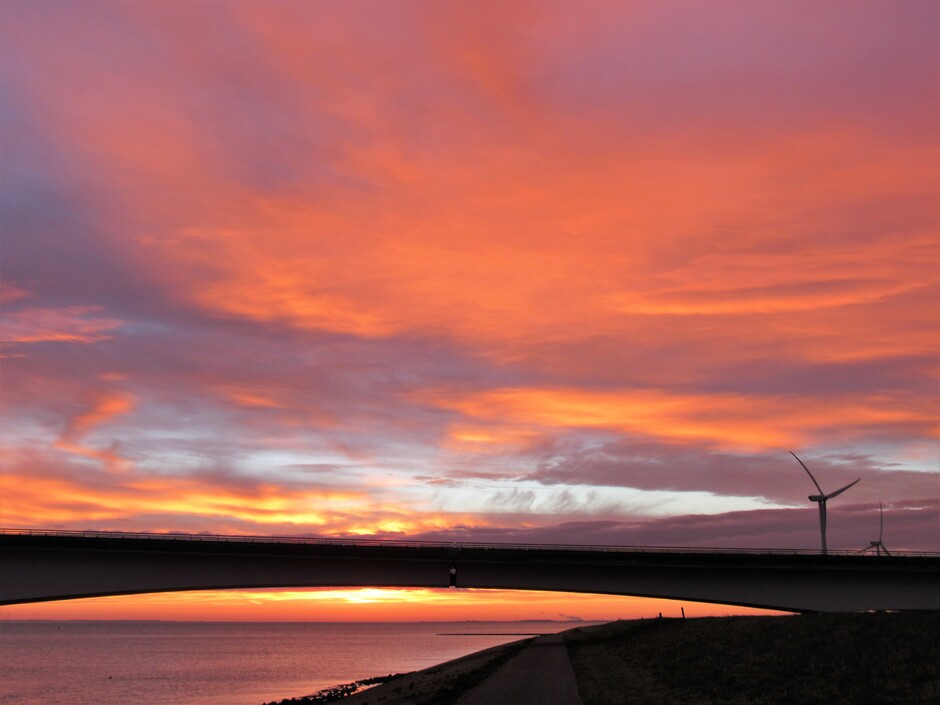 De laatste dag van het jaar weer zo'n prachtige kleurrijke zonsopkomst, bij de Zeelandbrug