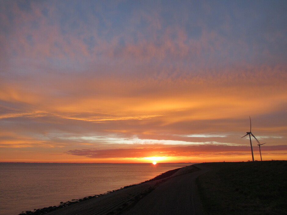 Mooie afsluiter van het jaar, weer zo'n kleurrijke zonsopkomst, Colijnsplaat, Zeeland