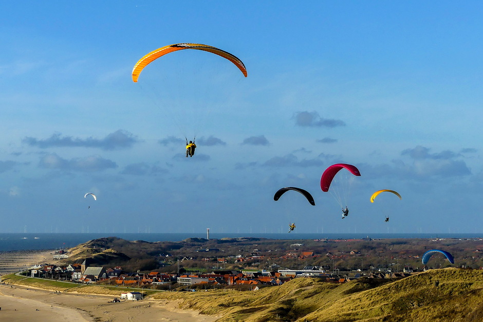 Kleur van paragliders in de lucht