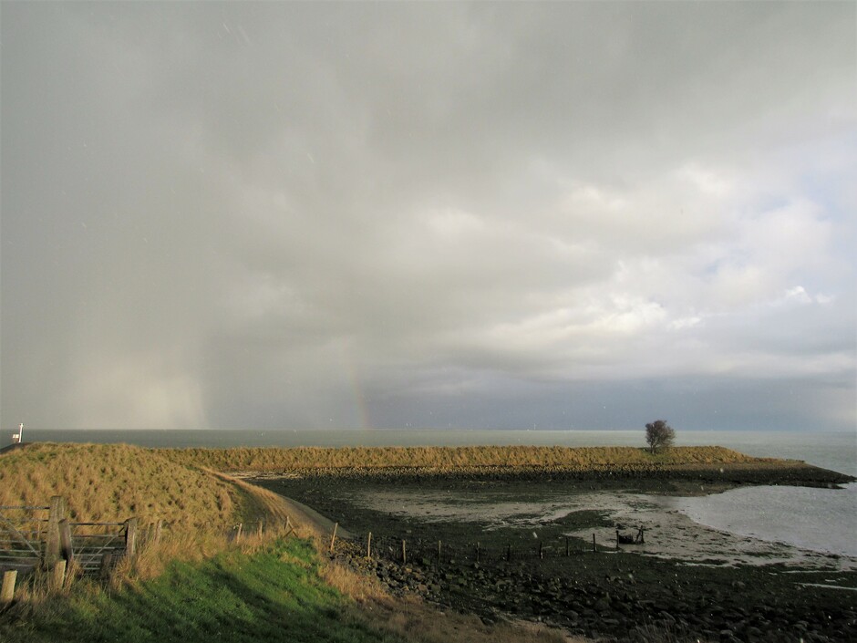 De zon schijnt, het hagelt, een stukje regenboog te zien en ongeveer 100 meter hiervandaan is het droog gebleven, Kats, Zeeland