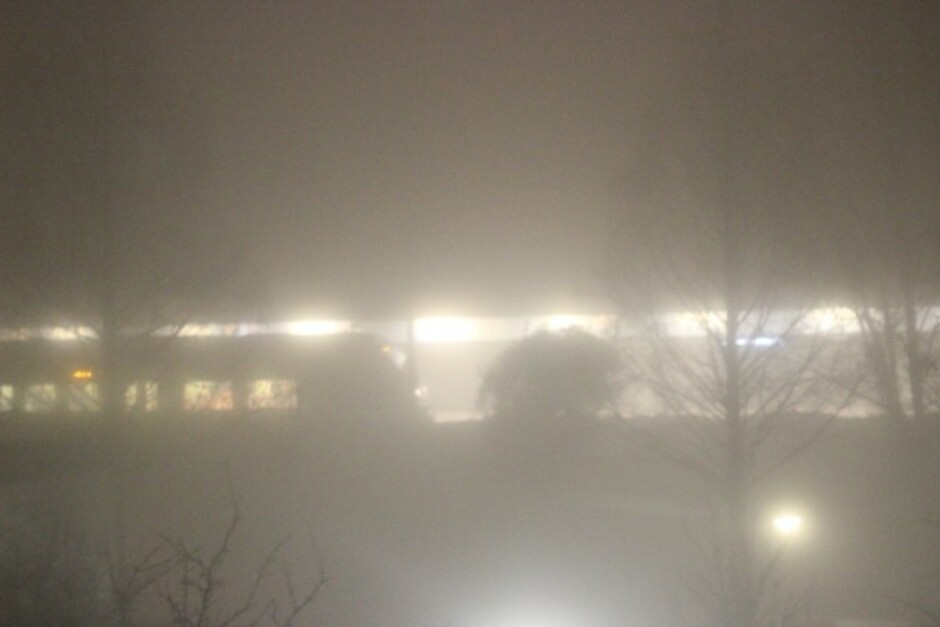 Dikke Mist hangt boven de treinen van Muiderpoort
