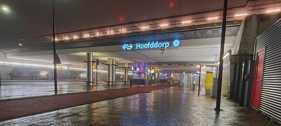 Verlaten mistig station Hoofddorp