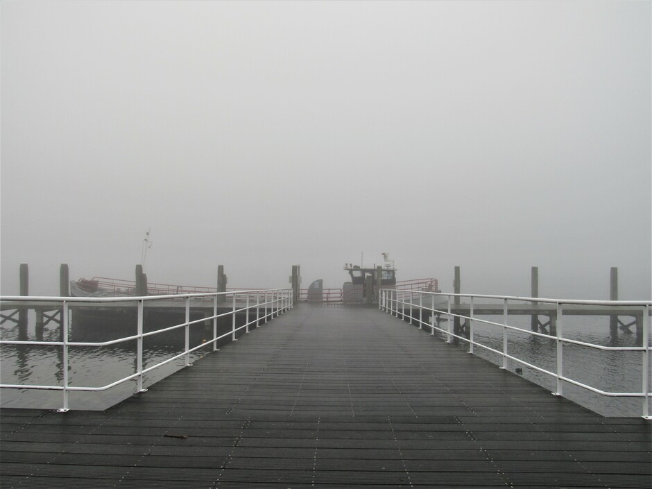 Mist tot dichte mist bij het Veerse-Meer, Kortgene, Zeeland