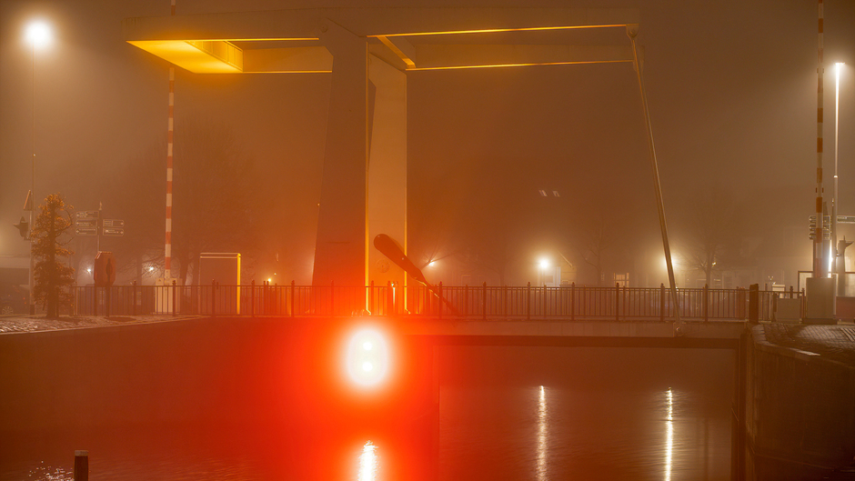 Ophaalbrug in de mist
