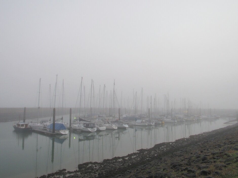 Mist bij de Jachthaven in Colijnsplaat, Zeeland vanmorgen vroeg