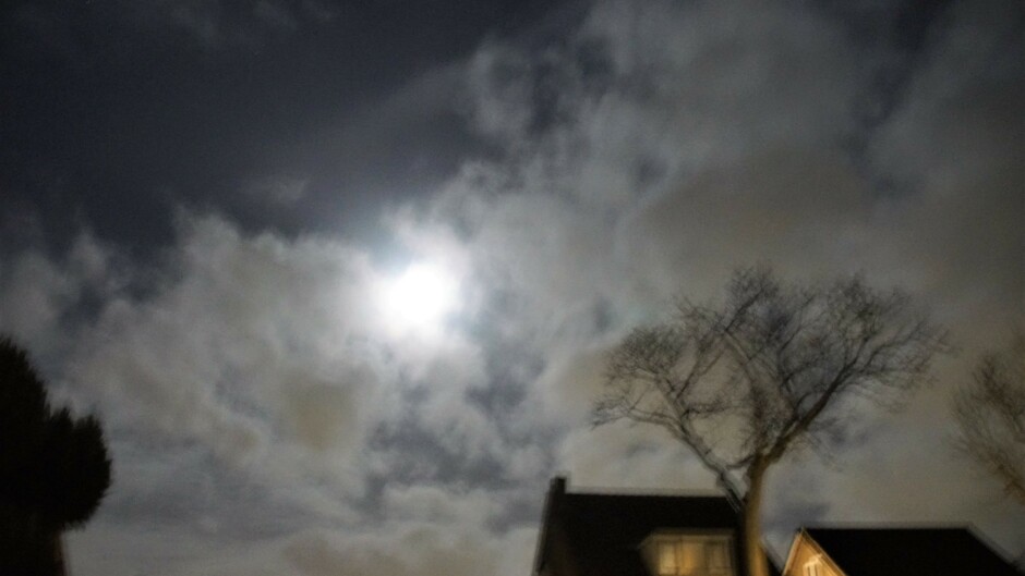 de maan schijnt door de wolken vanmorgen 5 gr af en toe iets regen 