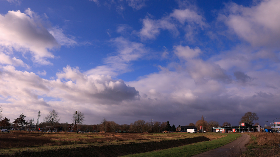 Hollandse wolken luchten met beetje zon.