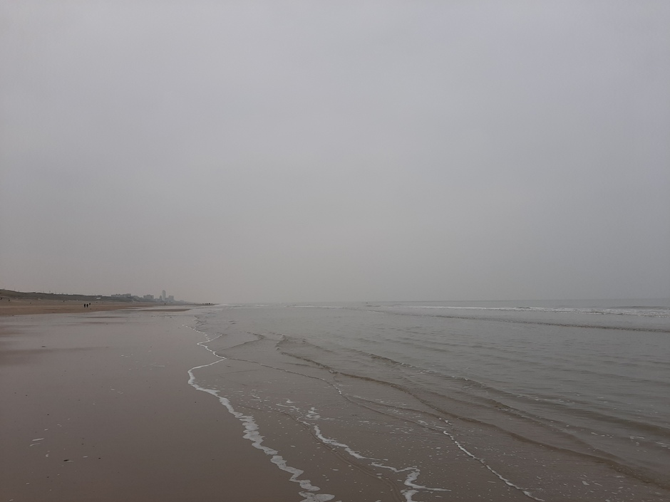 Somber en grijs aan de kust