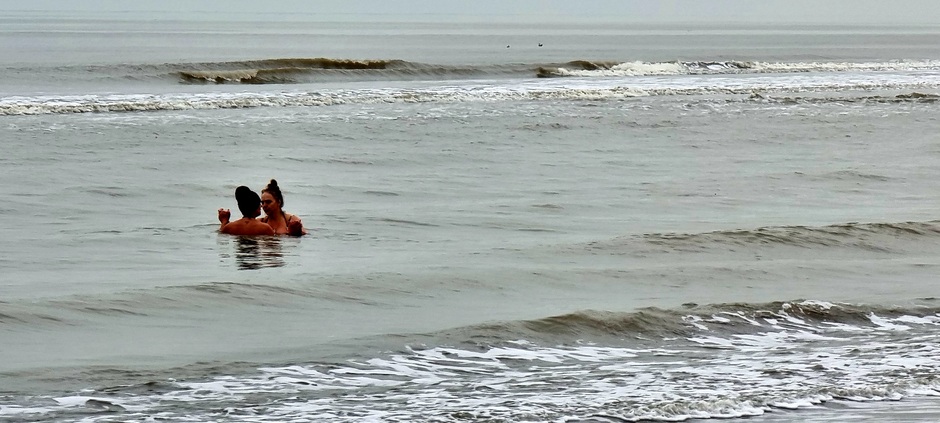 Twee dames zwemmen in zee Noordwijk 