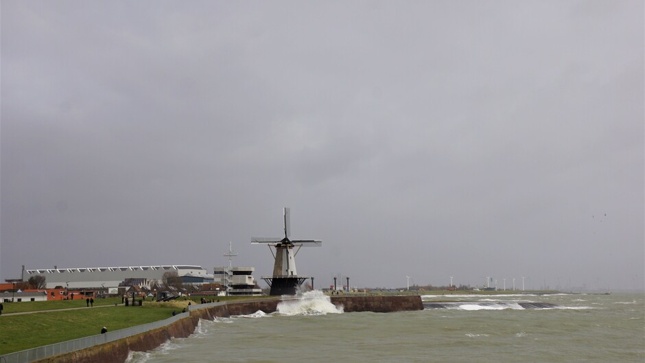 bewolkt en stormachtig weer 7 gr bij de molen  Westerschelde